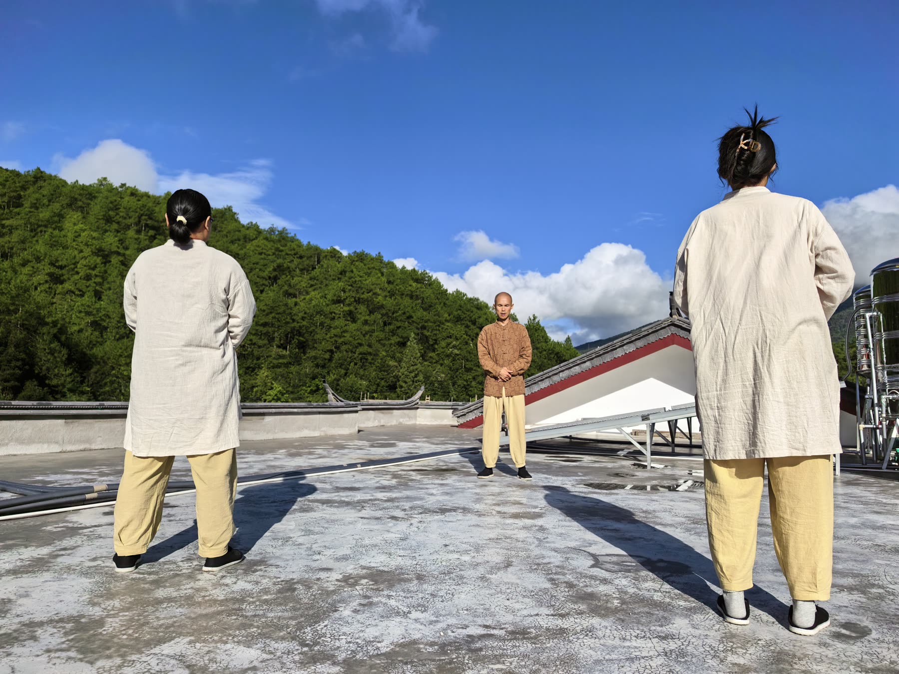 Gentle open-sky practice in Lijiang